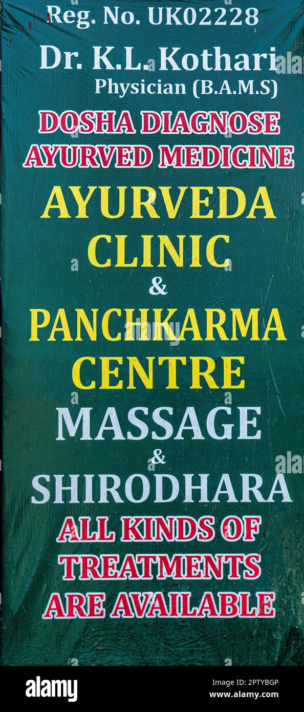 Indien, Uttarakhand, Rishikesh, Werbezeichen. Ayurveda-Klinik. Stockfoto