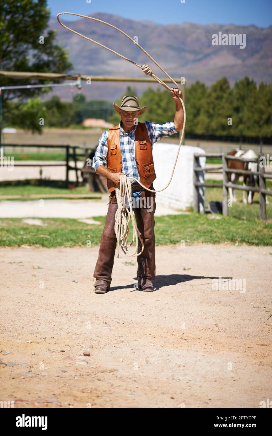 Zeit für ein Lasso als Gesetzloser. Ein Mann mit Lasso auf der Farm Stockfoto