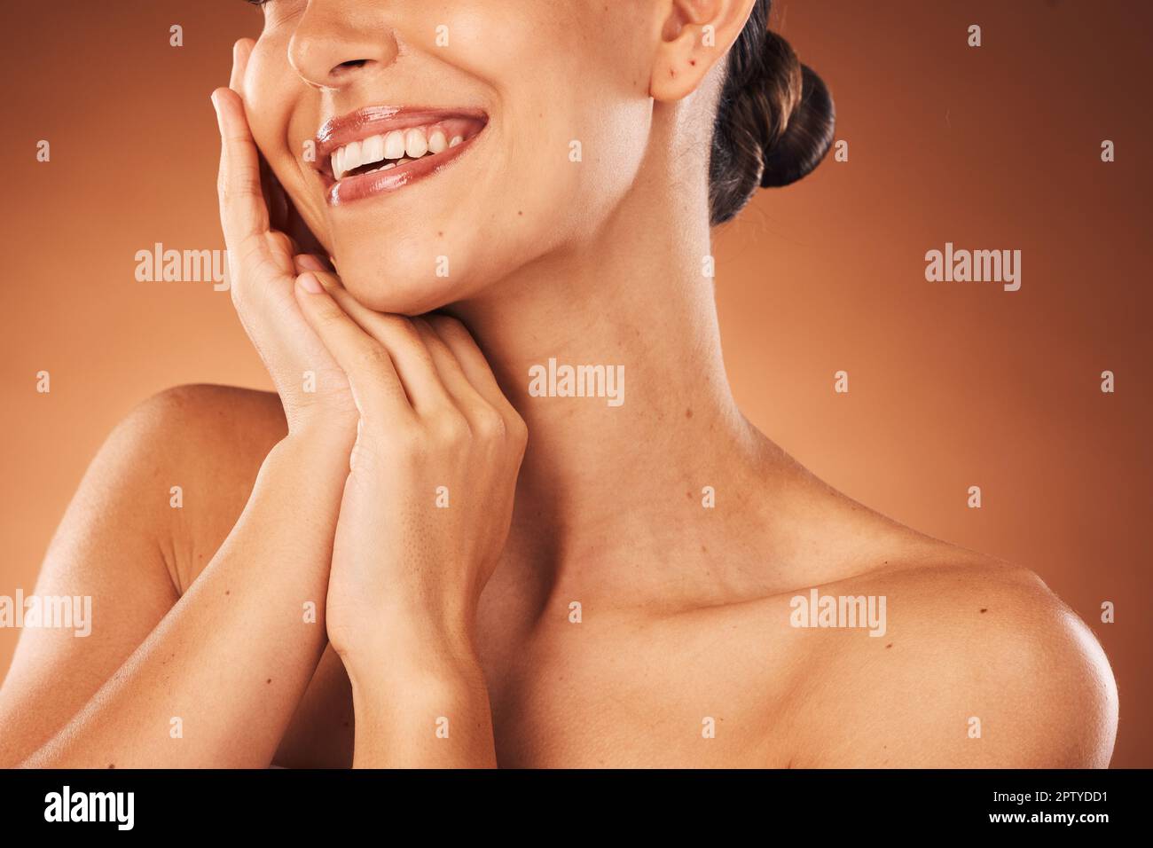 Wellness, Haut- und Zahnpflege Gesundheit der Frau mit Veneers, Selbstpflege und Zahnbehandlung Zufriedenheit. Gesundes Lächeln und Hygiene des kosmetischen Modells gi Stockfoto