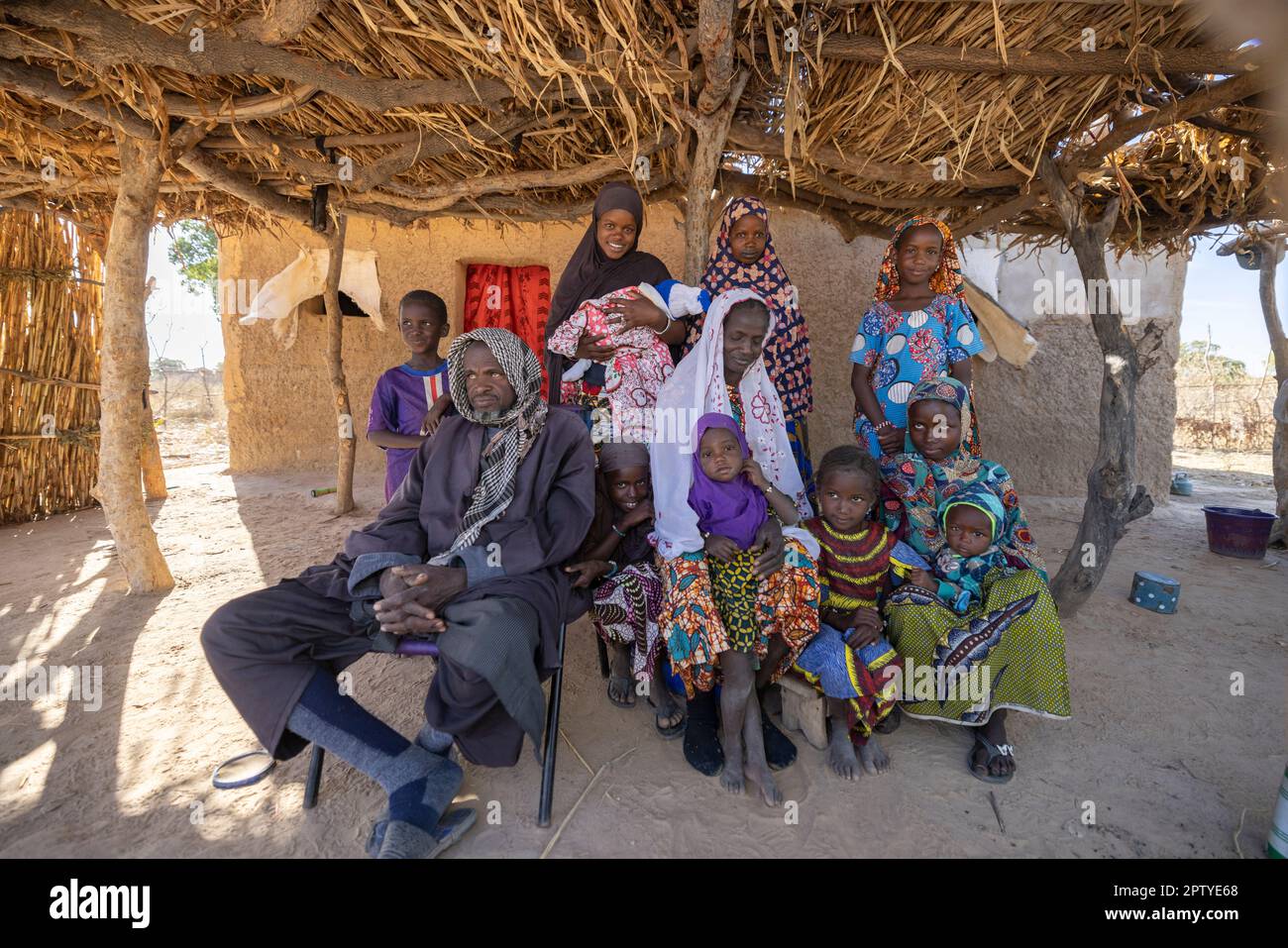 Binnenvertriebene Familie vor ihrem provisorischen Zuhause in der Region Segou, Mali, Westafrika. 2022 Dürre und Hungerkrise in Mali. Stockfoto