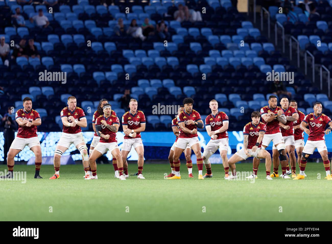 Sydney, Australien. 28. April 2023. Die Neuseeland Highlanders führen am 28. April 2023 im Allianz Stadium in Sydney, Australien, vor dem Super Rugby Pacific Match zwischen den Waratahs und Highlanders einen Haka auf. Kredit: IOIO IMAGES/Alamy Live News Stockfoto