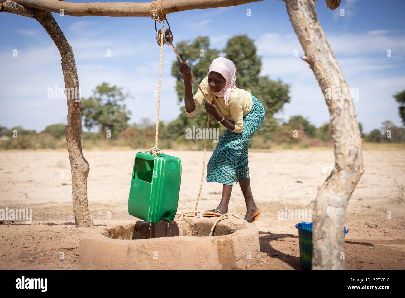 Ein Mädchen, das Wasser in der Region Segou, Mali, Westafrika holt. 2022 Dürre und Hungerkrise in Mali. Stockfoto