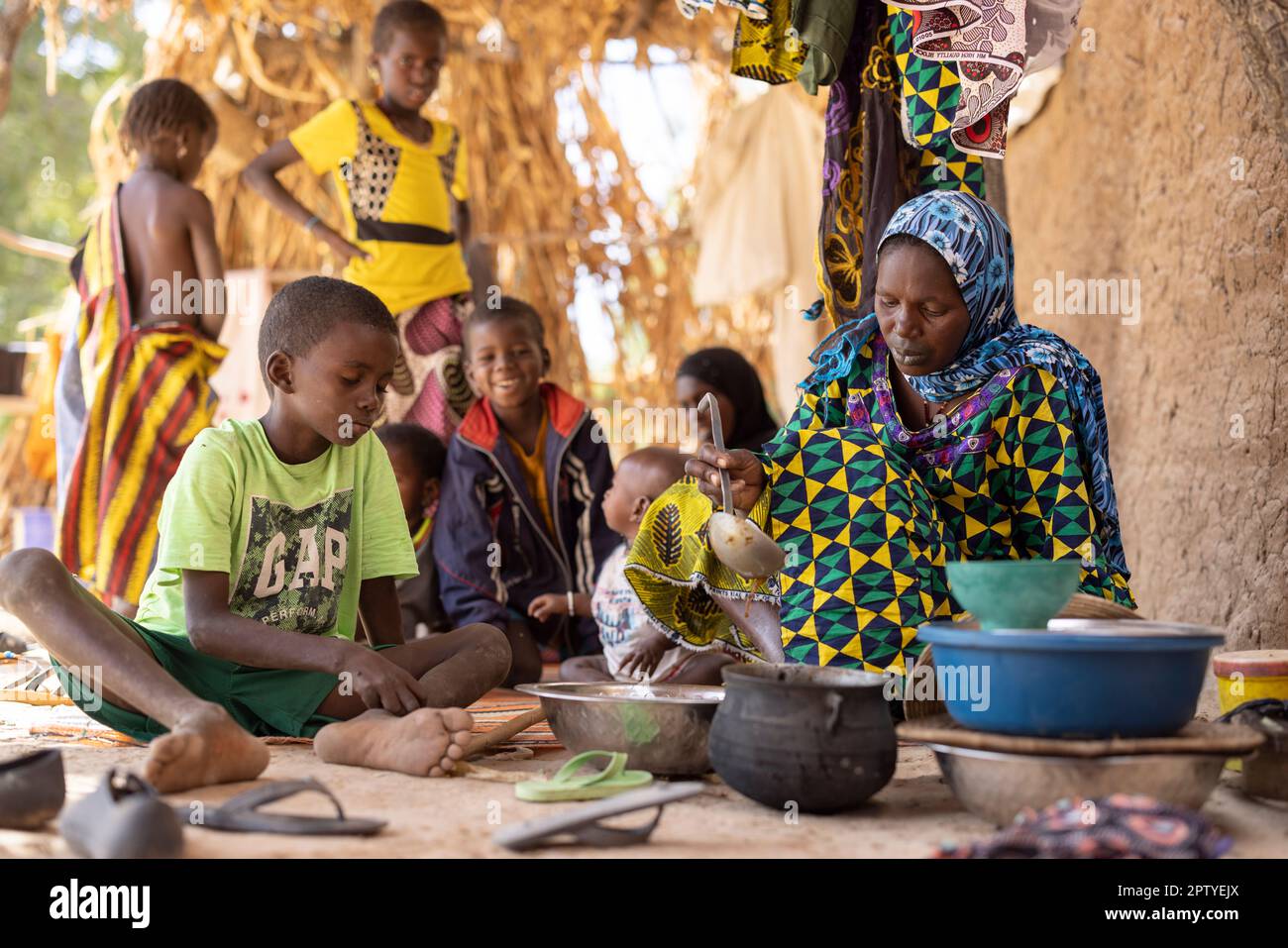 IDP-Familie isst eine Mahlzeit in der Region Segou, Mali, Westafrika. 2022 Dürre und Hungerkrise in Mali. Stockfoto