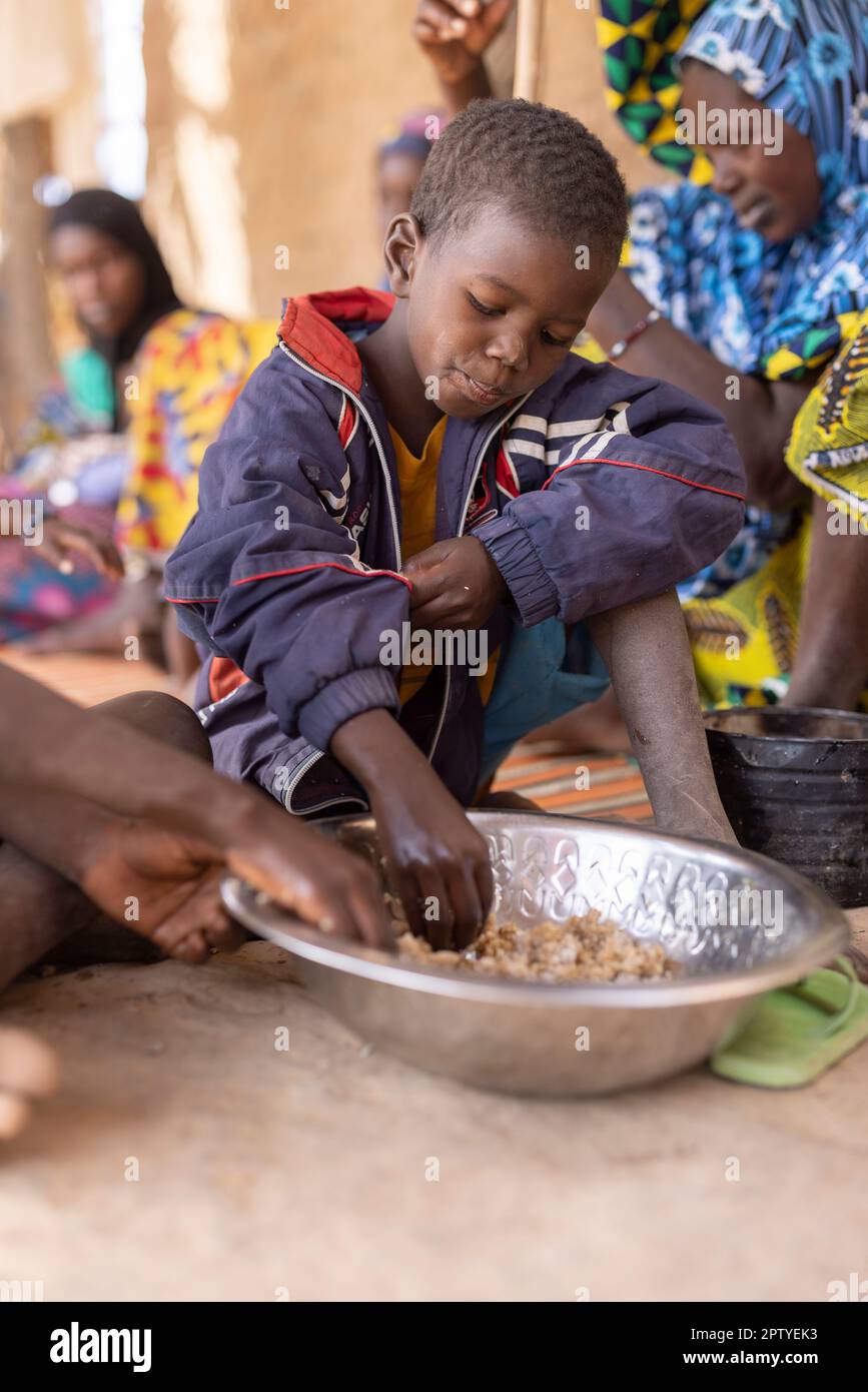 Binnenvertriebene essen eine Mahlzeit in der Region Segou, Mali, Westafrika. 2022 Dürre und Hungerkrise in Mali. Stockfoto