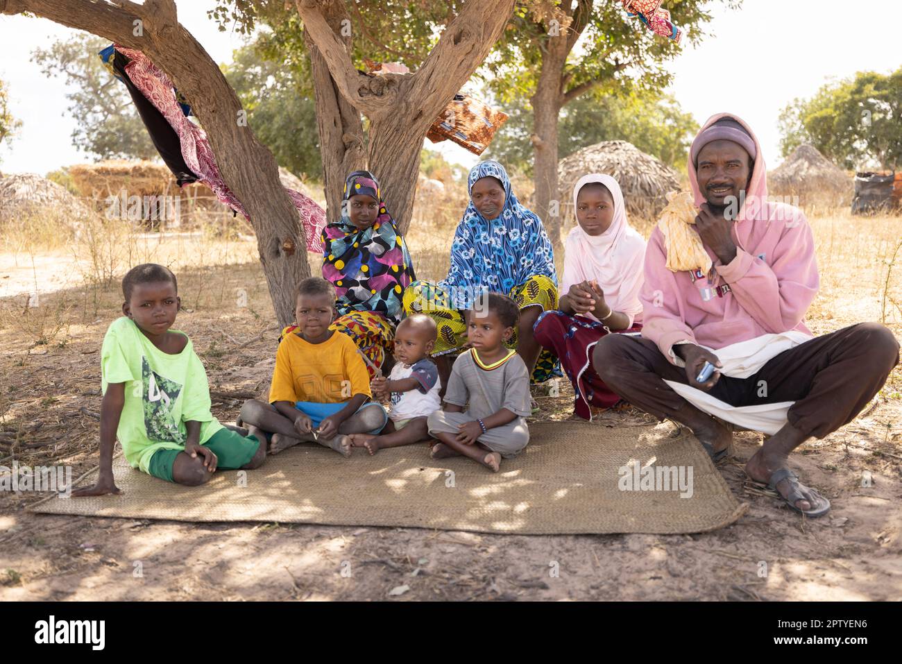 Familienporträt einer Binnenvertriebenen in der Region Segou, Mali, Westafrika. 2022 Dürre und Hungerkrise in Mali. Stockfoto