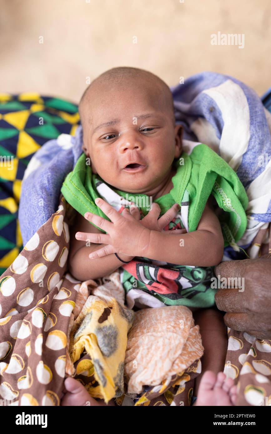 Ein neugeborenes Baby, Teil einer Vertriebenen-Familie, in der Region Segou, Mali, Westafrika. 2022 Dürre und Hungerkrise in Mali. Stockfoto