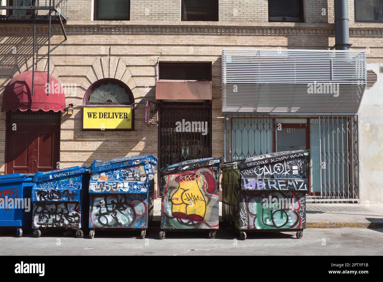 Fünf Mülltonnen in Graffiti entlang Bordstein, Koreatown, Los Angeles, Kalifornien, USA Stockfoto
