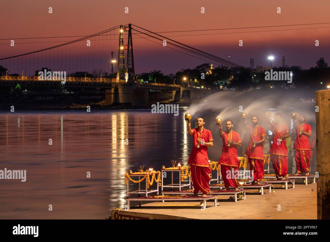 Indien, Uttarakhand, Rishikesh, Ganga, Ganges River, Zeremonie der Ganga Aarti. Stockfoto