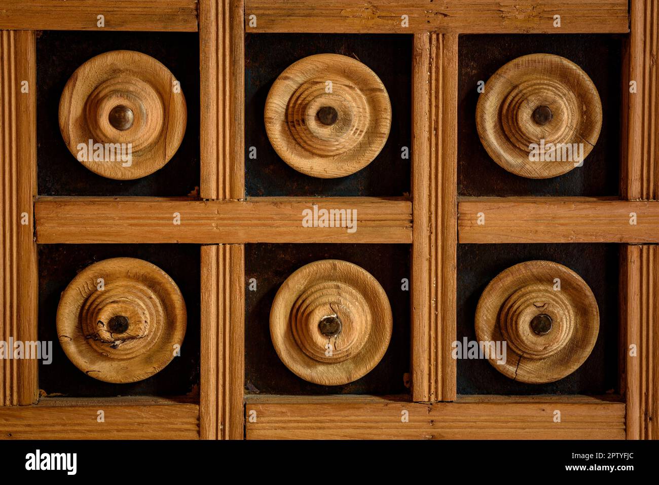 Details einer Holztür im Inneren der Casa Vicens (Barcelona, Katalonien, Spanien) ESP: Detalles de una puerta de madera en el interior de la Casa Vicens Stockfoto