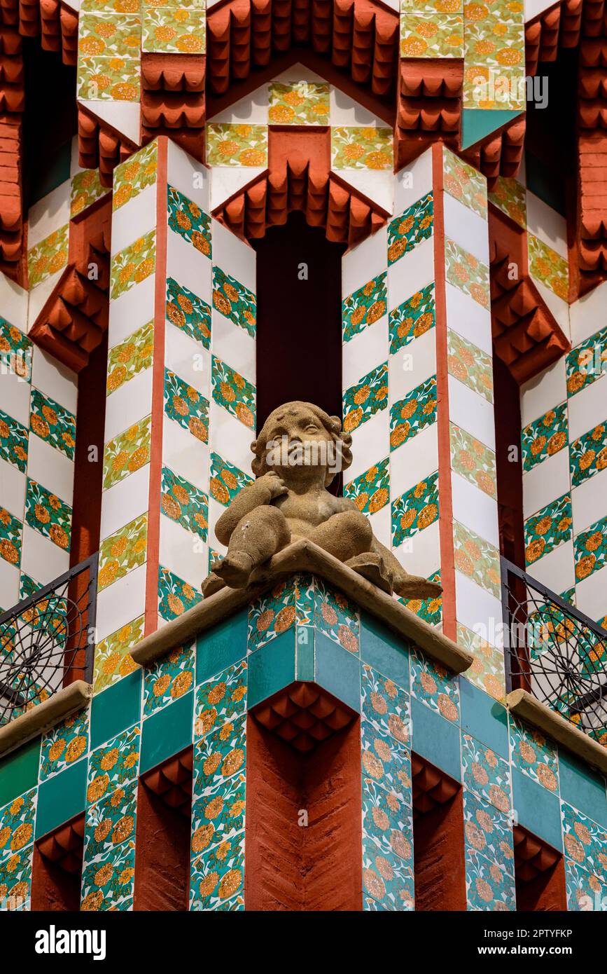 Details der Keramik und Skulptur an der Fassade der Casa Vicens, entworfen von Antoni Gaudí (Barcelona, Katalonien, Spanien) Stockfoto