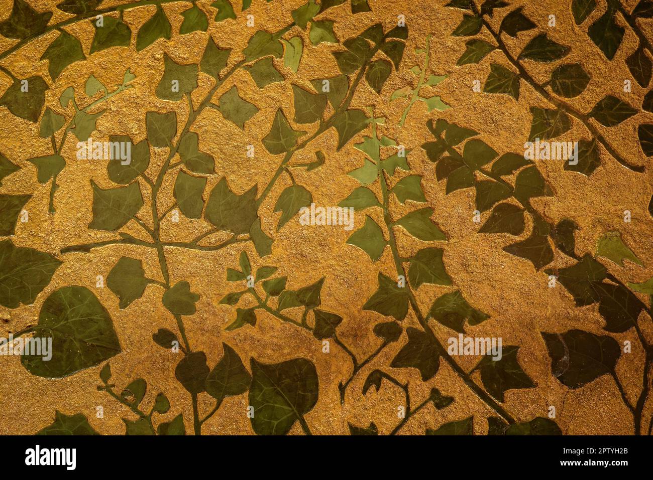 Details mit Pflanzenmotiven im Speisesaal im Erdgeschoss der Casa Vicens, entworfen von Gaudí (Barcelona, Katalonien, Spanien) Stockfoto