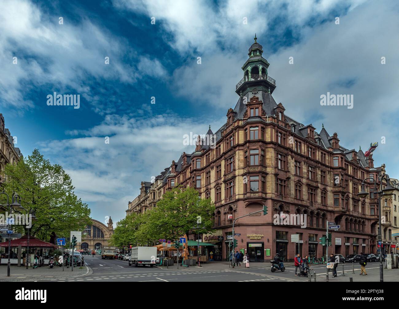 Gebäude entlang der Kaiserstraße in der Innenstadt von Frankfurt Stockfoto