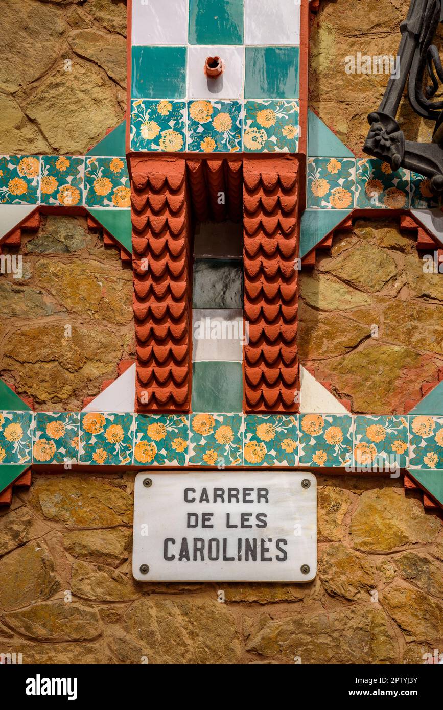 Detail der Außenfassade der Casa Vicens, entworfen von Antoni Gaudí, mit dem Schild der Carolines Straße (Barcelona, Katalonien, Spanien) Stockfoto