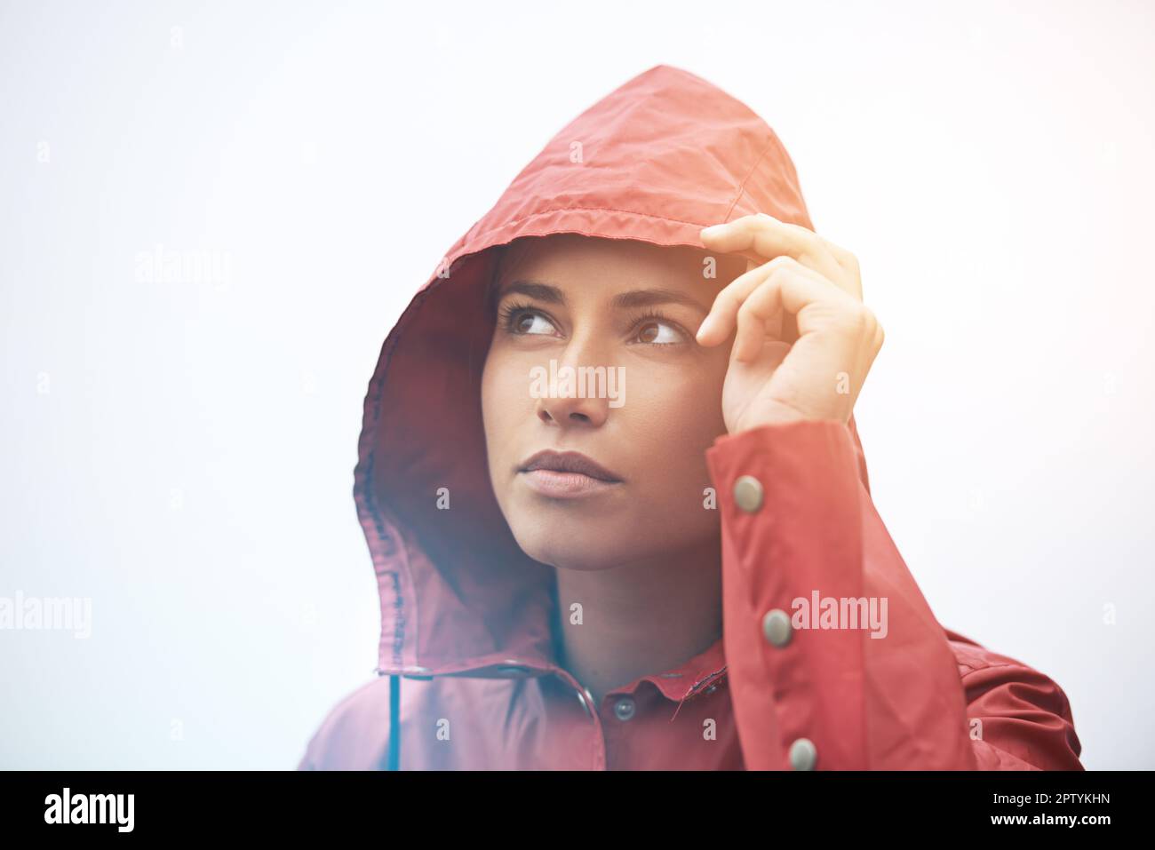 Sieht aus, als würde der Regen aufwachen. Eine junge Frau, die im Regen steht Stockfoto