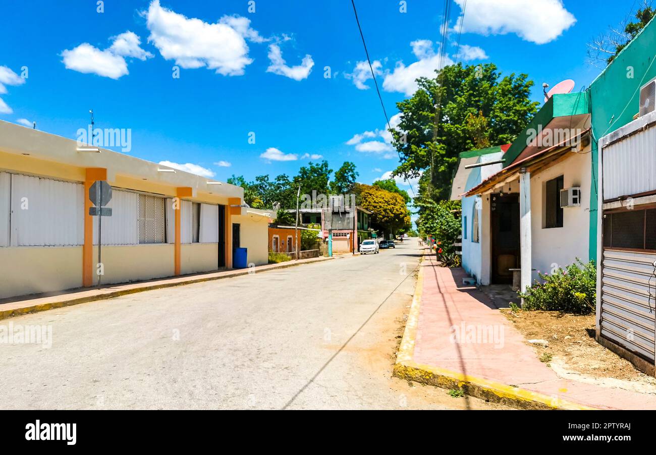 Ein kleines Dorf mit Straßen beherbergt Kirchen und öffentliche Plätze in Kantunilkin Lazaro Cardenas in Quintana Roo Mexiko. Stockfoto