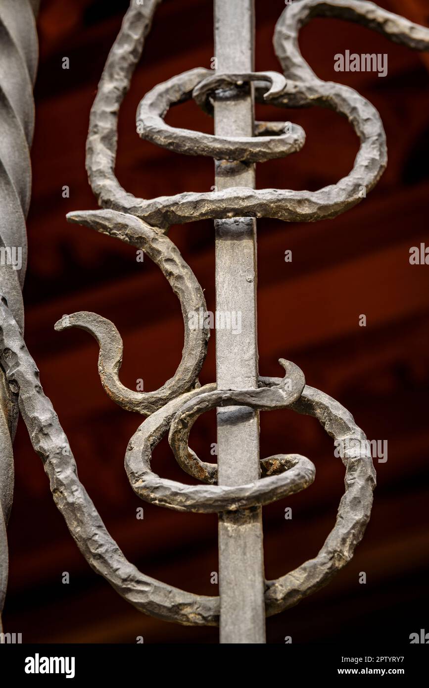 Schmiedeeiserne Details am Zaun eines Fensters an der Fassade der Casa Vicens, entworfen von Antoni Gaudí (Barcelona, Katalonien, Spanien) Stockfoto