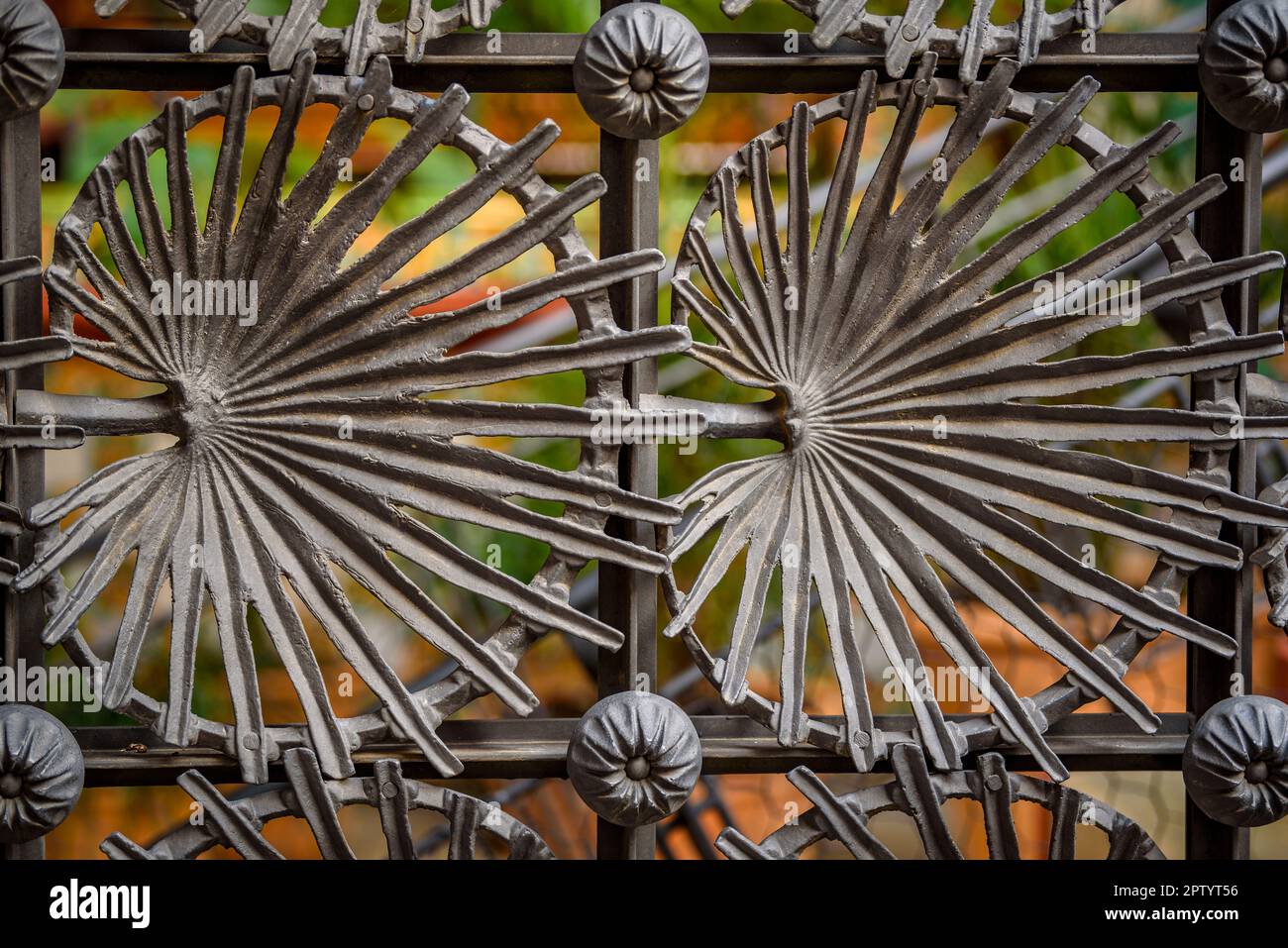 Schmiedeeiserner Zaun der Casa Vicens mit mediterranen Zwergpalmenblättern, entworfen von Antoni Gaudí (Barcelona, Katalonien, Spanien) Stockfoto