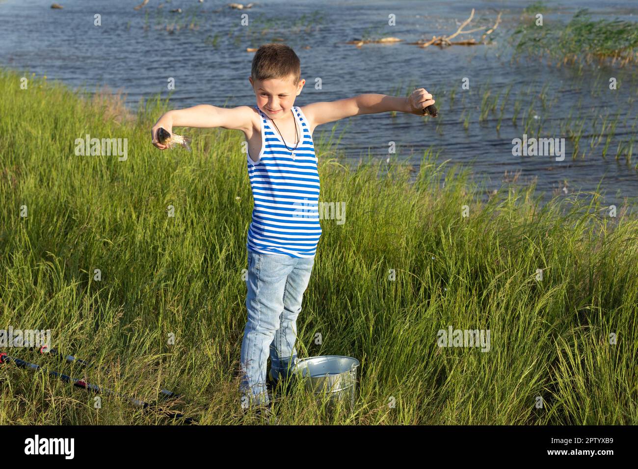 Hobby- und Freizeitaktivitäten während der Sommerferien. Kleiner Weißer Junge beim Angeln in den Sommerferien Stockfoto