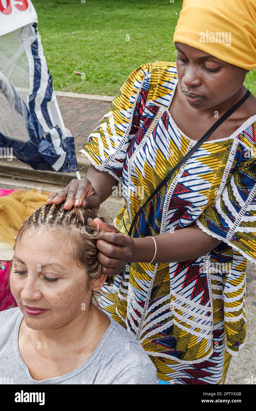 Miami Florida, Coconut Grove, Goombay Festival, Feier Event Gemeinschaft Bahamian Nachbarschaft, schwarz afrikanische Frau weibliche Frauen Flechten Zöpfe Haare, Stockfoto