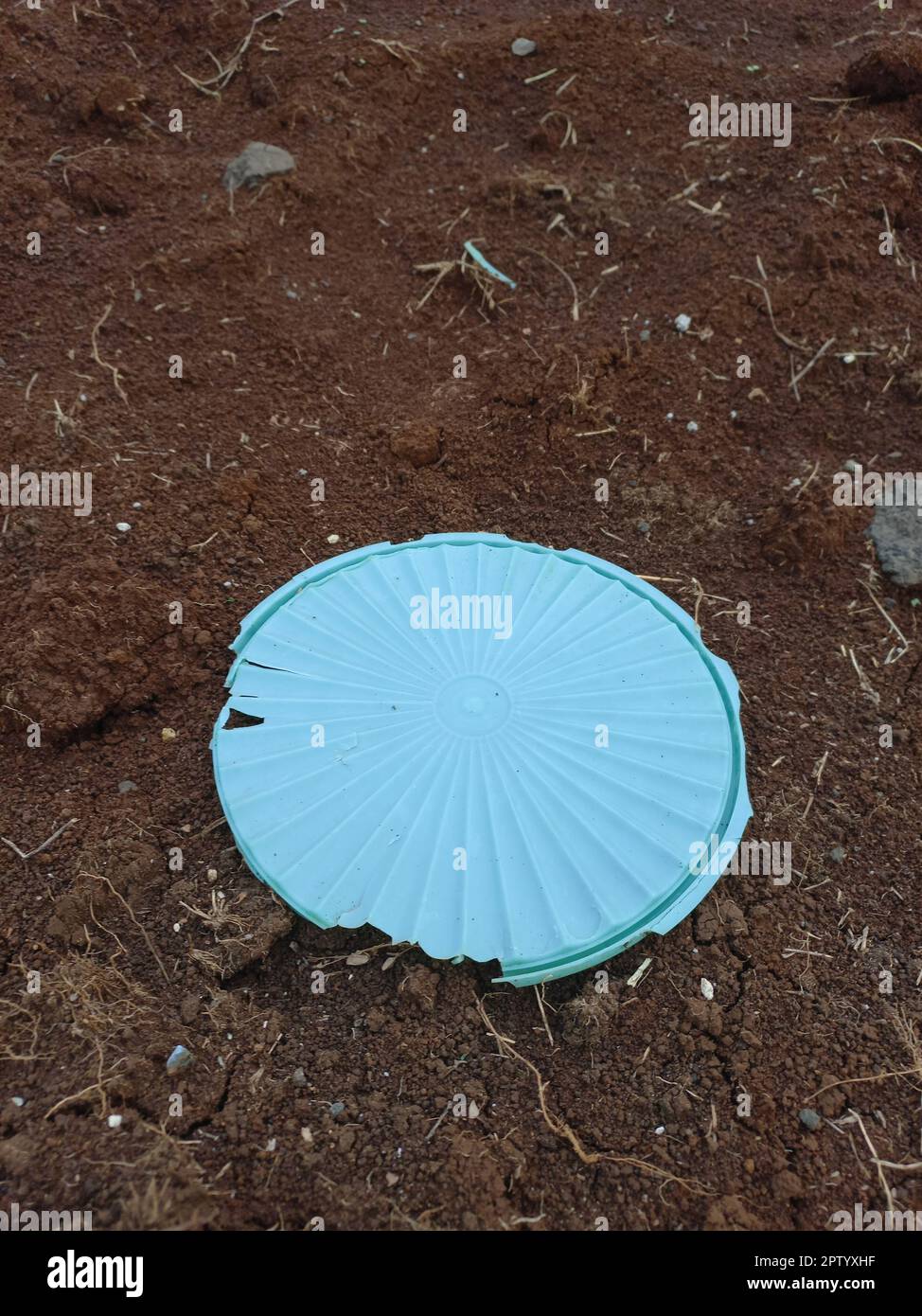 Als Folge einer ungesunden Umwelt gibt es Abfälle von Gläsern Deckel, die unachtsam auf unfruchtbares Land in bogor geworfen werden Stockfoto
