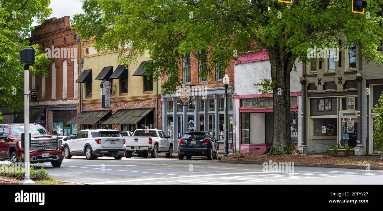 Stadtzentrum von Milledgeville, Georgia, Straße entlang des Campus von Georgia College & State University. (USA) Stockfoto