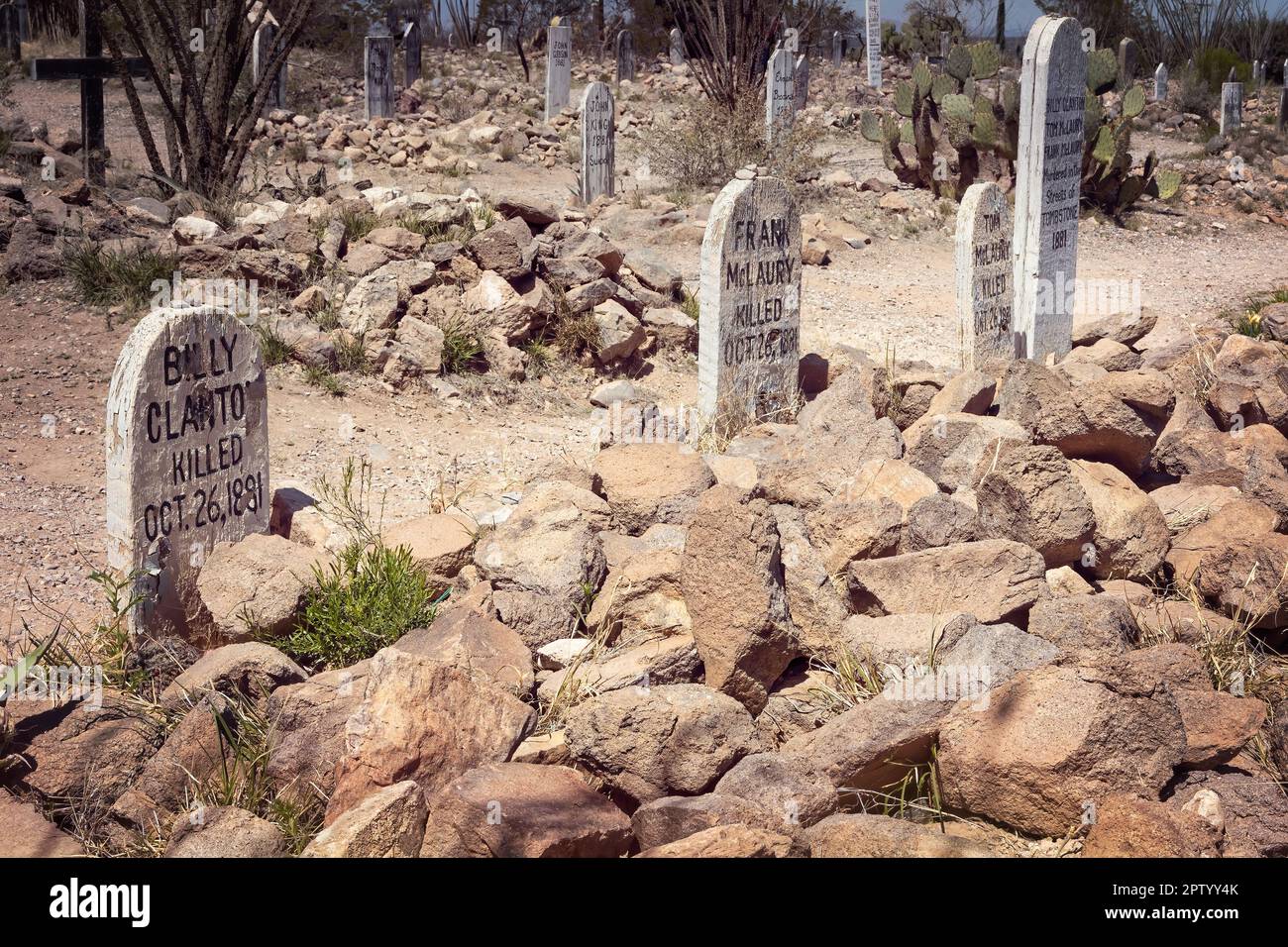 Boothill in Tombstone, Arizona, wurde zum Spitznamen für den „Old City Cemetery“, der sich auf die Anzahl der Männer bezieht, die mit ihren Stiefeln starben. Das sind die Stockfoto