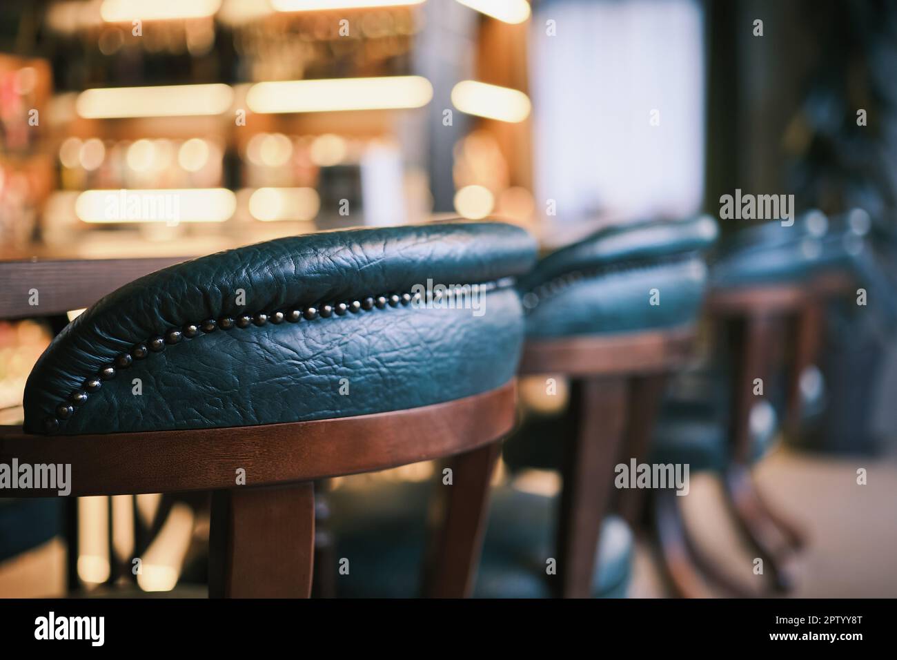 Nahaufnahme der grünen Stühle an der Bar. Nahaufnahme selektiver Fokus. Balkenansicht, verwacklungsfreier Fokus, Idee zur Balkendekoration oder Foto für den Innenbereich Stockfoto
