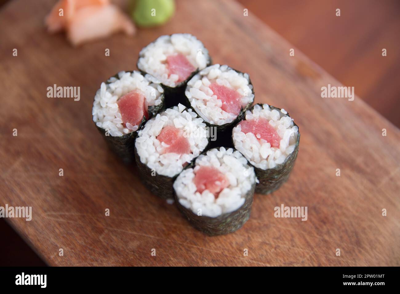 Japanisches Thunfischbrötchen, fertig zum Servieren Stockfoto
