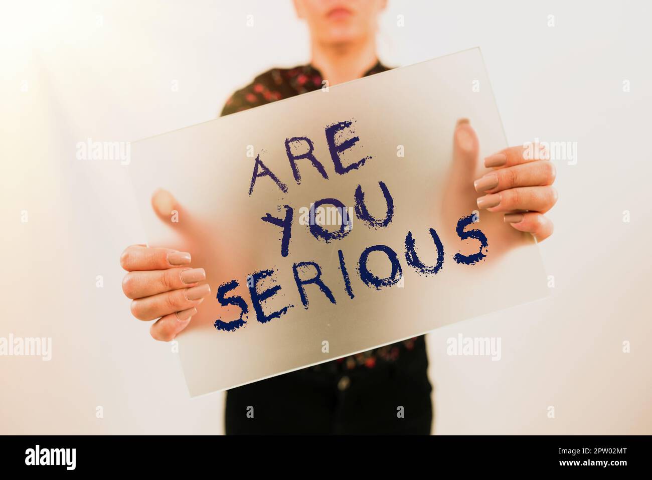 Handgeschriebenes Schild bist du Seriousquestion, das begriffliche Foto muss ein Witz sein Unglauben ist es wirklich Stockfoto