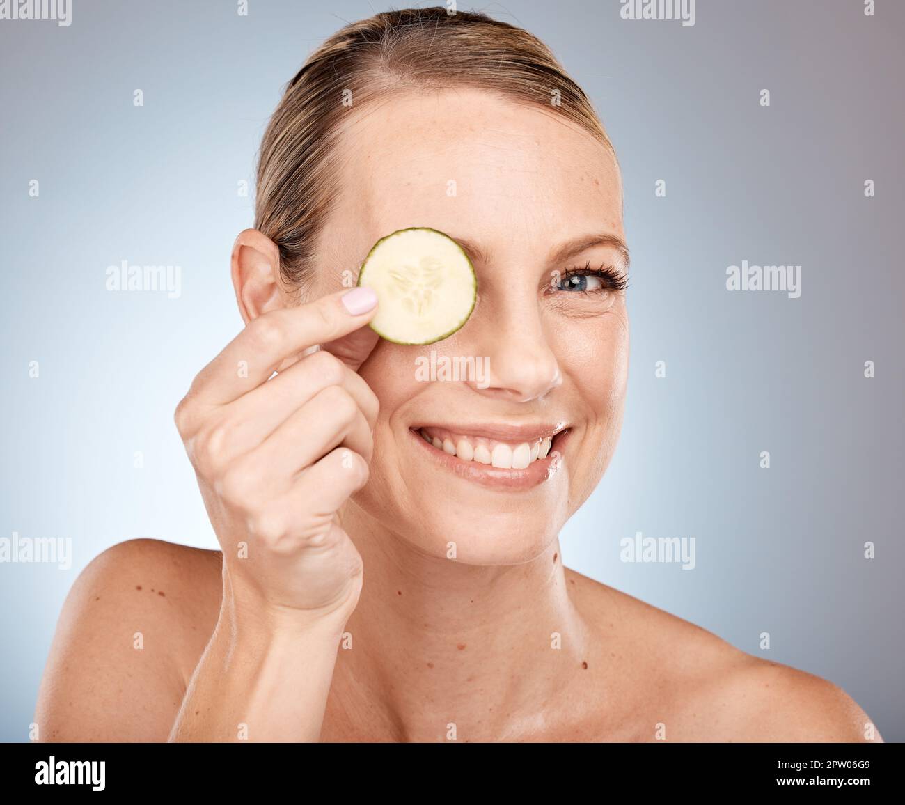 Gurkenaugen- und Hautpflegeporträt einer Frau mit gesunder, frischer und sauberer Gesichtszufriedenheit. Selbstliebe, Wellness- und Hautentgiftungsmodell mit natürlicher BEA Stockfoto