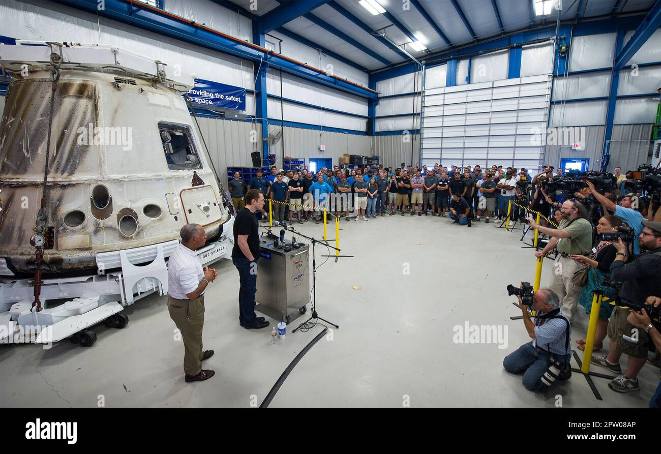 ELON MOSCHUS amerikanischer Unternehmer hält eine Rede vor Mitarbeitern seines SpaceX Dragon-Projekts Ion vom 13. Juni 2012. Foto: NASA Stockfoto