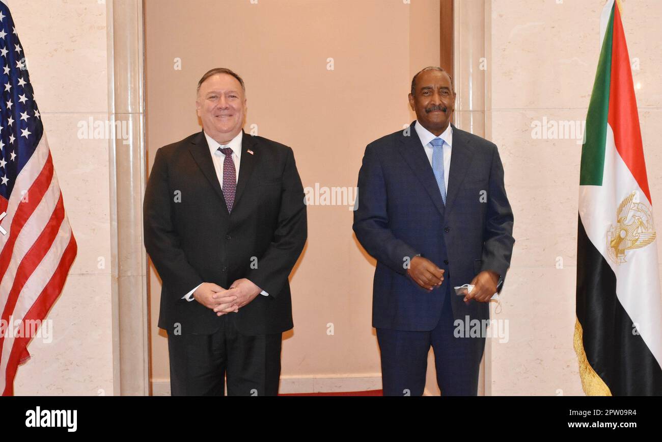 MIKE POMPEO US-Außenminister mit dem Vorsitzenden des sudanesischen staatsrats, General Abdel Fattah al-Burhan, 25. August 2020. Stockfoto