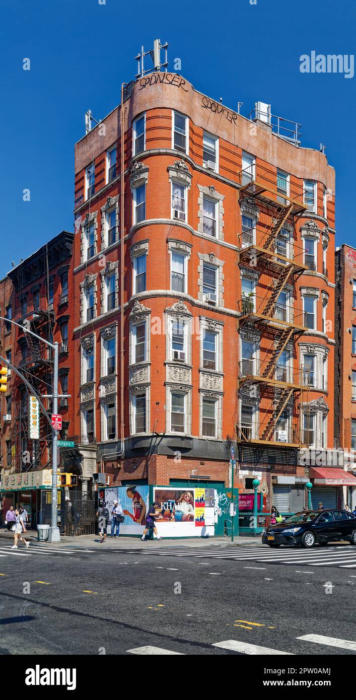 Die Attika ist ein trauriger Ersatz für den Korsett und vielleicht ein Paar Geschützvorsprünge an den runden Fensterbuchten. Stockfoto