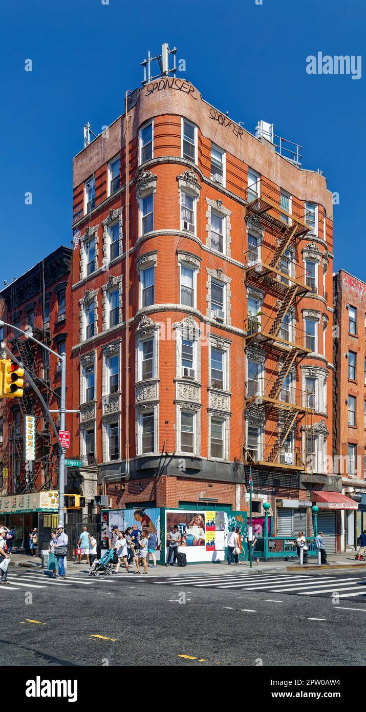 Die Attika ist ein trauriger Ersatz für den Korsett und vielleicht ein Paar Geschützvorsprünge an den runden Fensterbuchten. Stockfoto