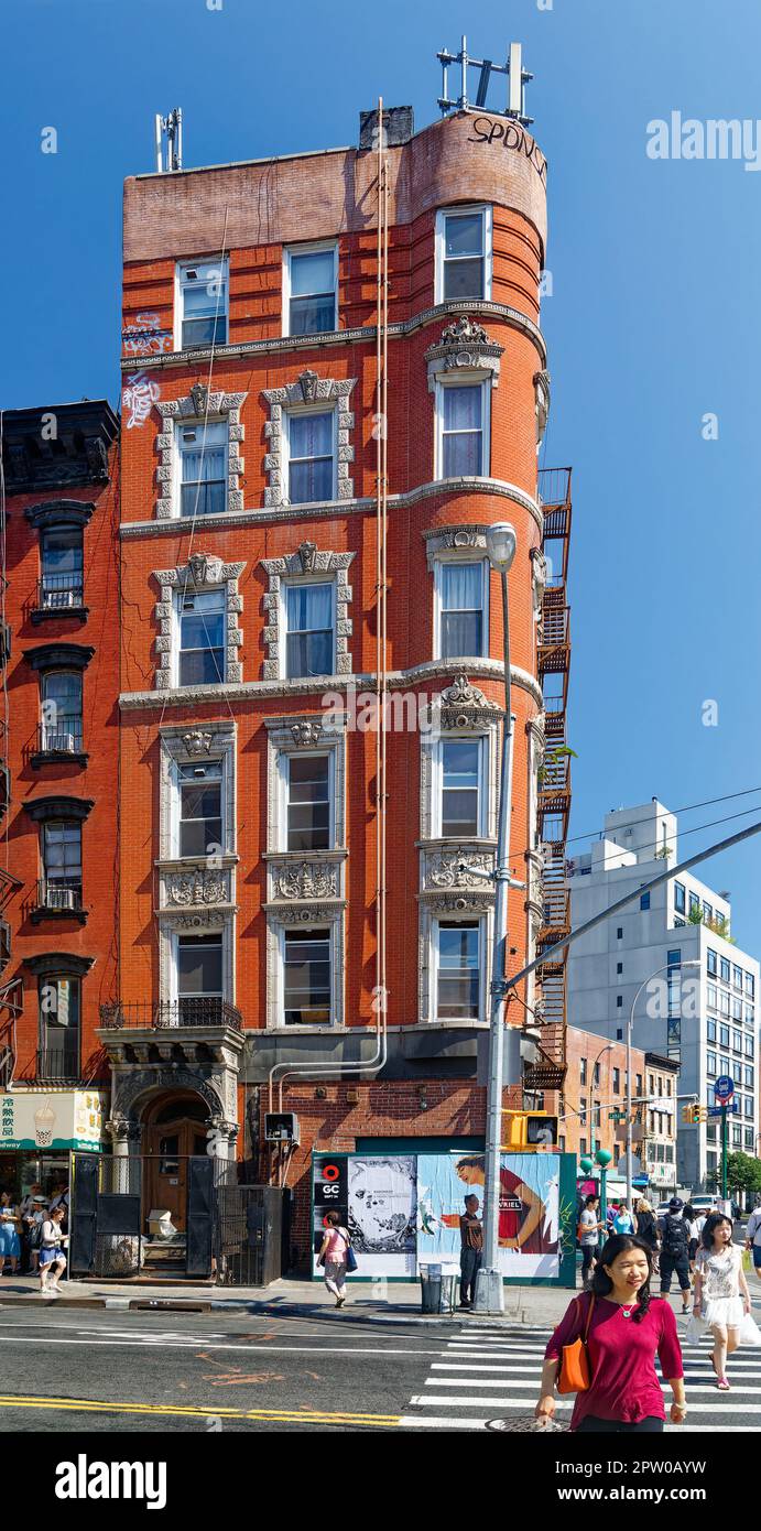 Die Attika ist ein trauriger Ersatz für den Korsett und vielleicht ein Paar Geschützvorsprünge an den runden Fensterbuchten. Stockfoto