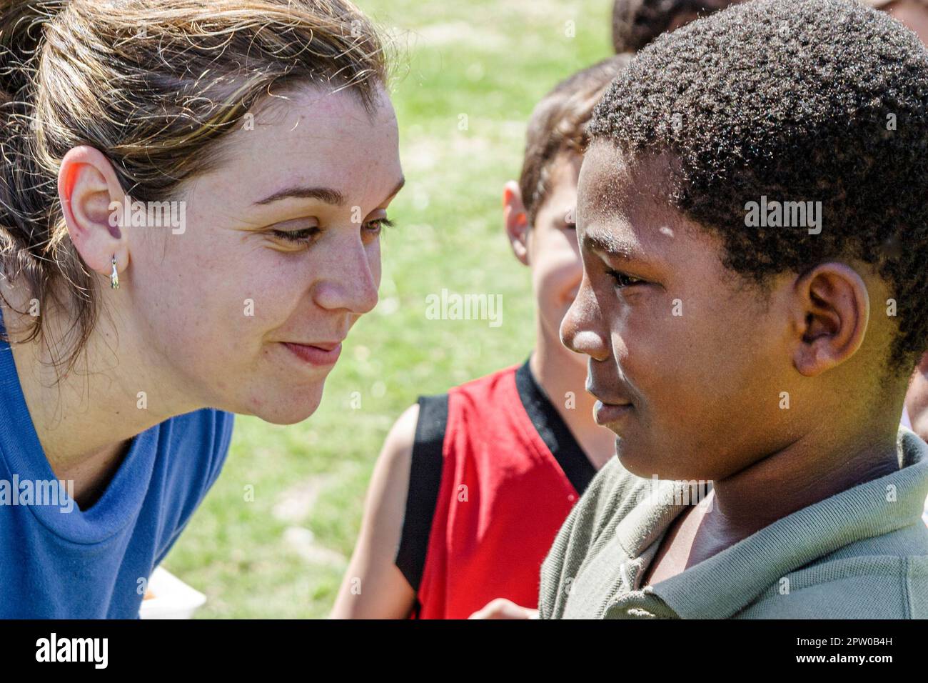 Miami Florida, Frederick Douglass Elementary School, Campus, Grundschule, Schule in der Innenstadt, Campus, Tag vor Beginn des Sommerurlaubs, Picknick, Tanz, Kunstwerke Stockfoto