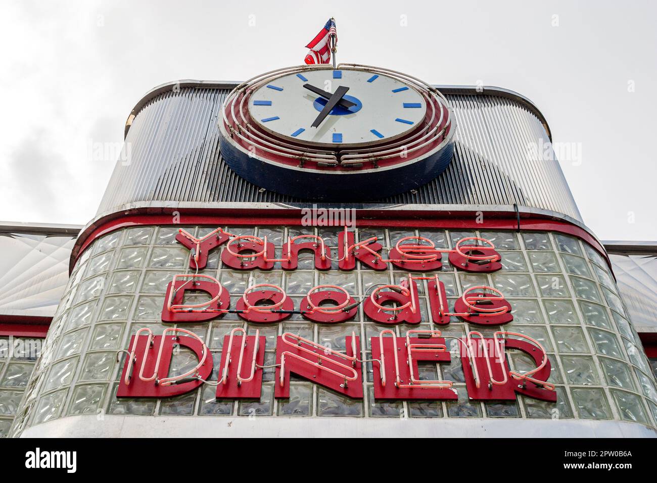 Pocono Mountains Poconos Pennsylvania East Stroudsburg Bushkill, Yankee Doodle Diner vor dem Neonschild, Stockfoto