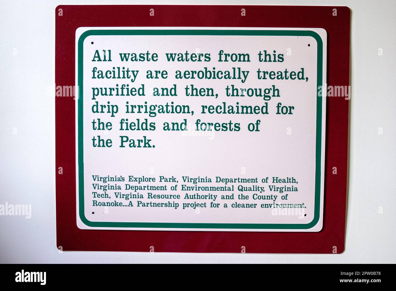 Virginia Roanoke Explore Park recyceln Recycling Abwasser Zeichen, wiedergewonnen aerob behandelt gereinigt, Stockfoto