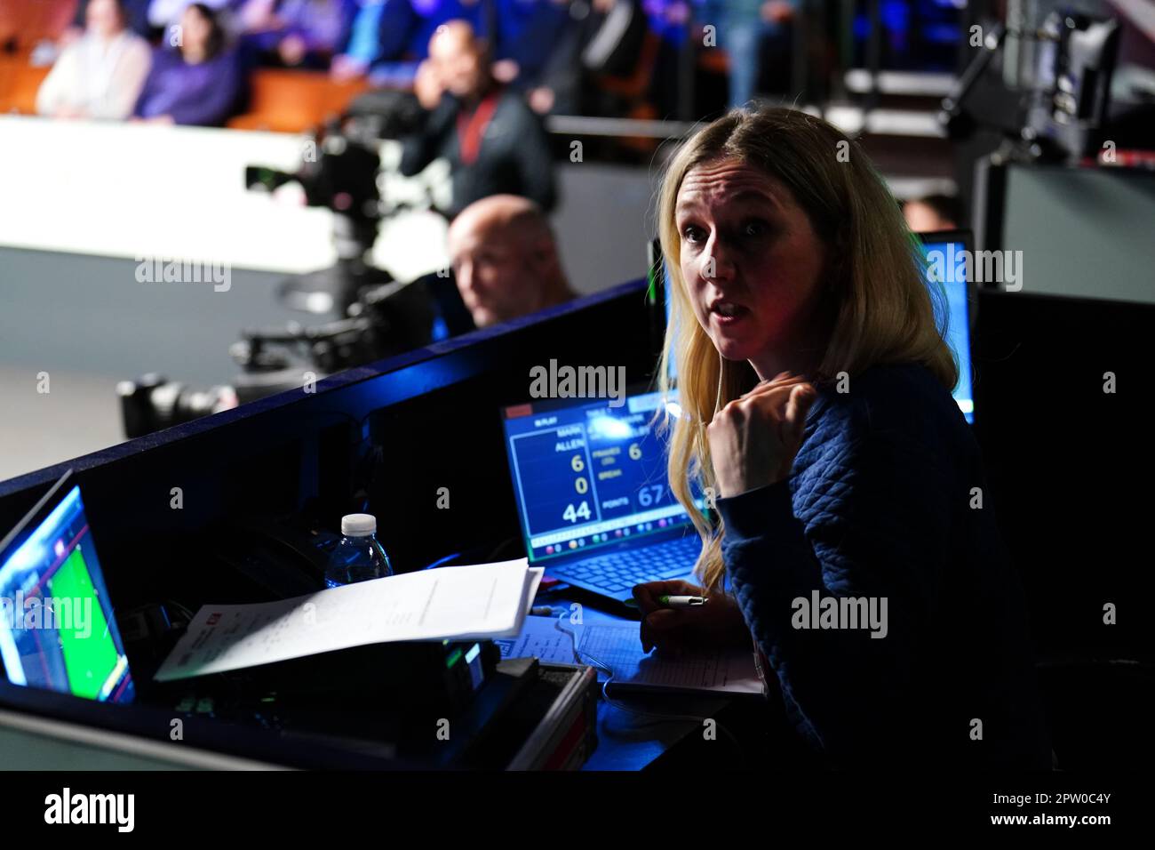 Schiedsrichterin Tatiana Woollaston bezeichnet das Spiel zwischen Mark Allen und Mark Selby am 14. Tag der Cazoo-Snooker-Weltmeisterschaft im Crucible Theatre in Sheffield als voreilig. Foto: Freitag, 28. April 2023. Stockfoto
