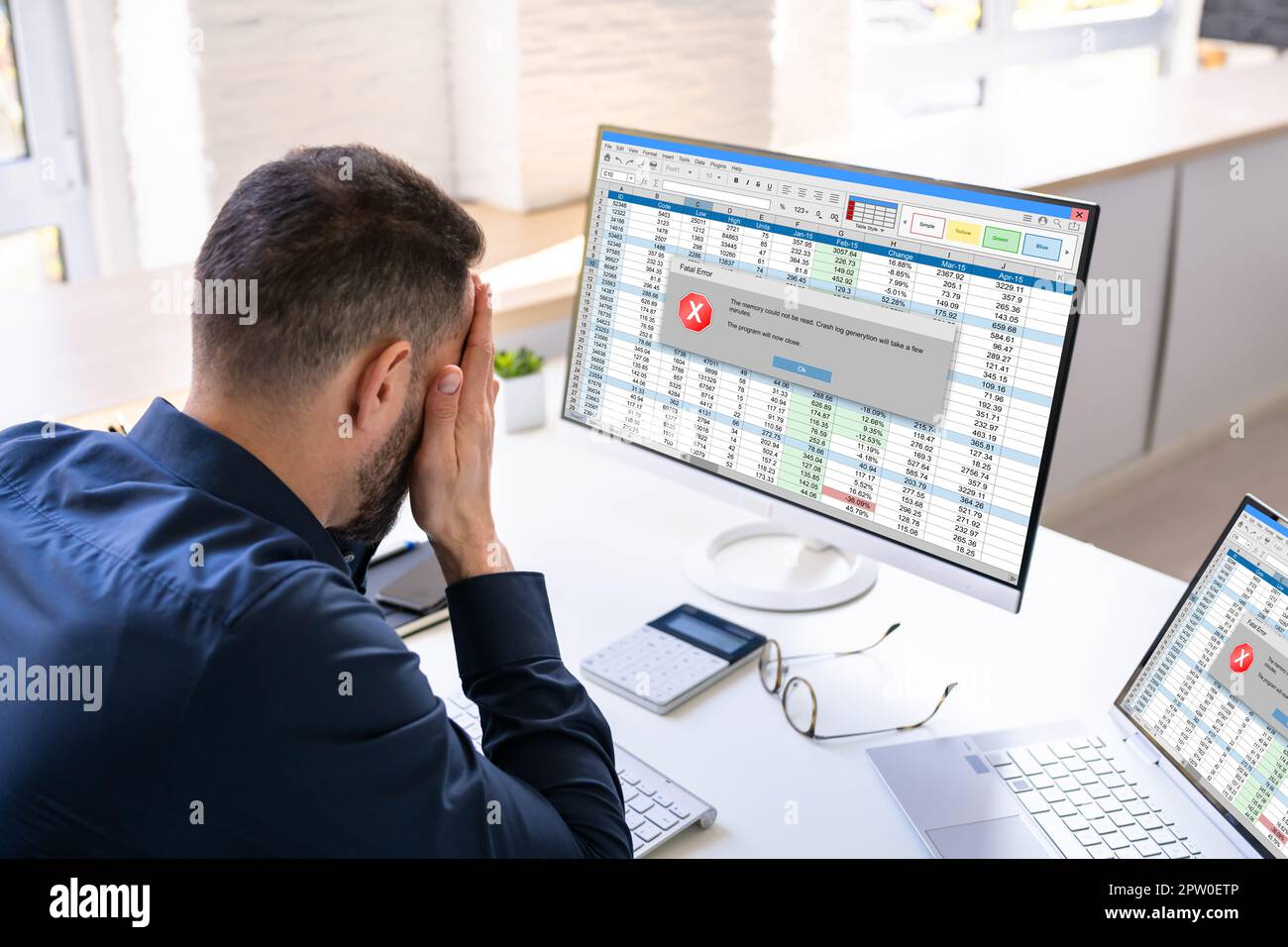 Besorgt man am Computer mit System Ausfall Bildschirm am Arbeitsplatz Stockfoto