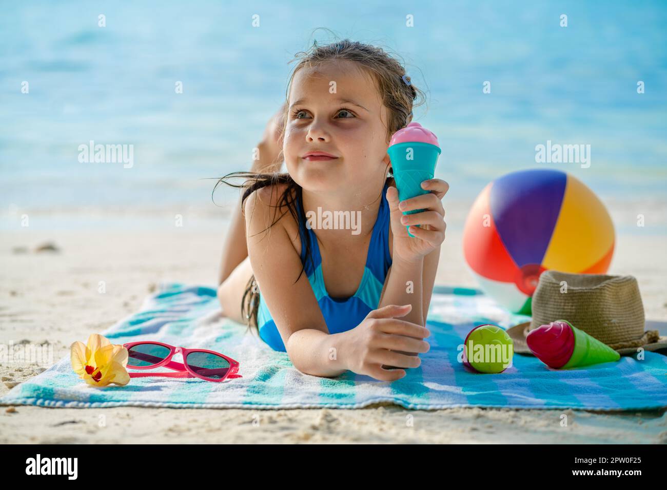 Kind Mädchen Am Strand Liegen. Sommerurlaub Reisen Stockfoto