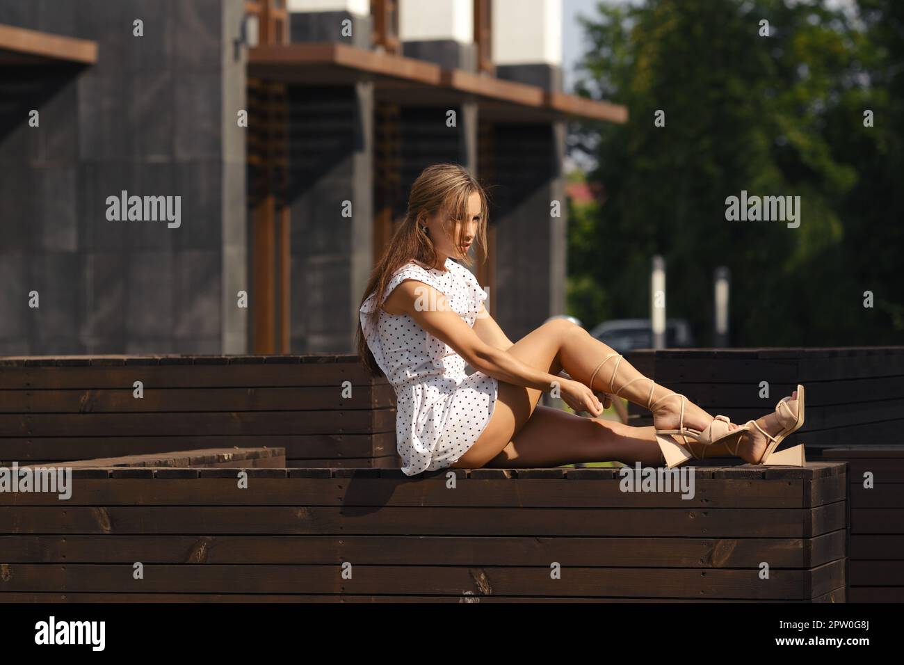 Hübsche Frau bindet lange Schuhbänder um ihr Bein Stockfoto