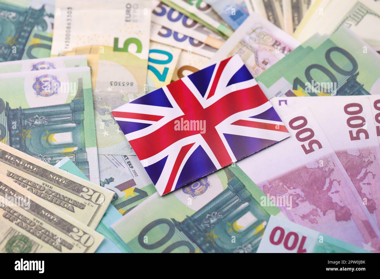 GB-Flagge mit Euro- und Dollar-Geldscheinen aus der Nähe. Große Menge an Geld und England Union Jack. Internationales Geschäft in Großbritannien Konzept. Popula Stockfoto