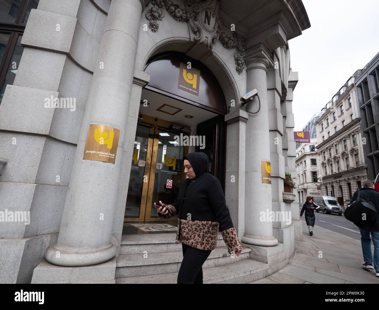 Der britische Hauptsitz der Punjab National Bank (International) Limited (PNBIL) mit Sitz in 100 Cheapside (ehemals Moorgate) in der City of London. Die Bank, eine hundertprozentige Tochtergesellschaft der Punjab National Bank (PNB), Indiens zweitgrößte Bank des öffentlichen Sektors, dient als wichtige finanzielle Verbindung für die südasiatische Diaspora und Unternehmenskunden in der Square Mile. Stockfoto