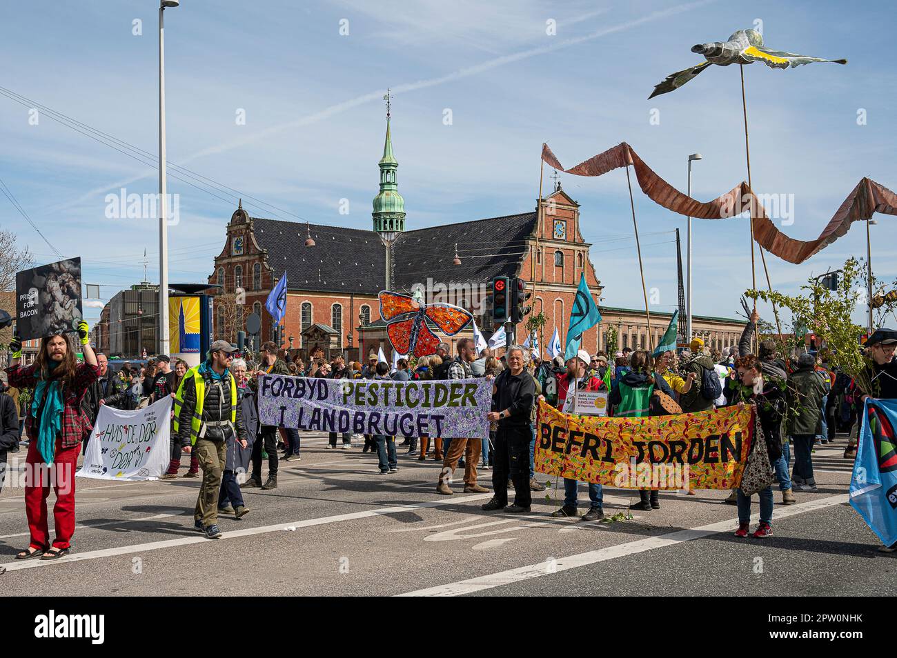 Kopenhagen, Dänemark, 28. April 20223. Befreit die Erde. Die Rebellion des Aussterbens demonstriert in Christiansborg für mehr Naturschutz und weniger industrielle Landwirtschaft in Dänemark. Die Demonstranten wollen Ackerland in wilde Natur verwandeln. (Kreditbild: © Stig Alenäs/Alamy Live News) NUR REDAKTIONELLE VERWENDUNG! Nicht für den kommerziellen GEBRAUCH! Kredit: Stig Alenäs/Alamy Live News Stockfoto