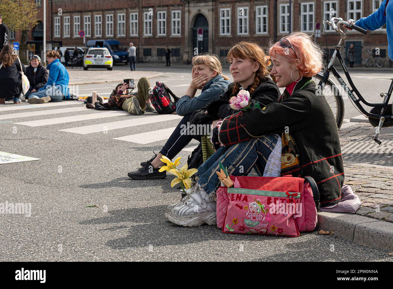 Kopenhagen, Dänemark, 28. April 20223. Befreit die Erde. Die Rebellion des Aussterbens demonstriert in Christiansborg für mehr Naturschutz und weniger industrielle Landwirtschaft in Dänemark. Die Demonstranten wollen Ackerland in wilde Natur verwandeln. (Kreditbild: © Stig Alenäs/Alamy Live News) NUR REDAKTIONELLE VERWENDUNG! Nicht für den kommerziellen GEBRAUCH! Kredit: Stig Alenäs/Alamy Live News Stockfoto