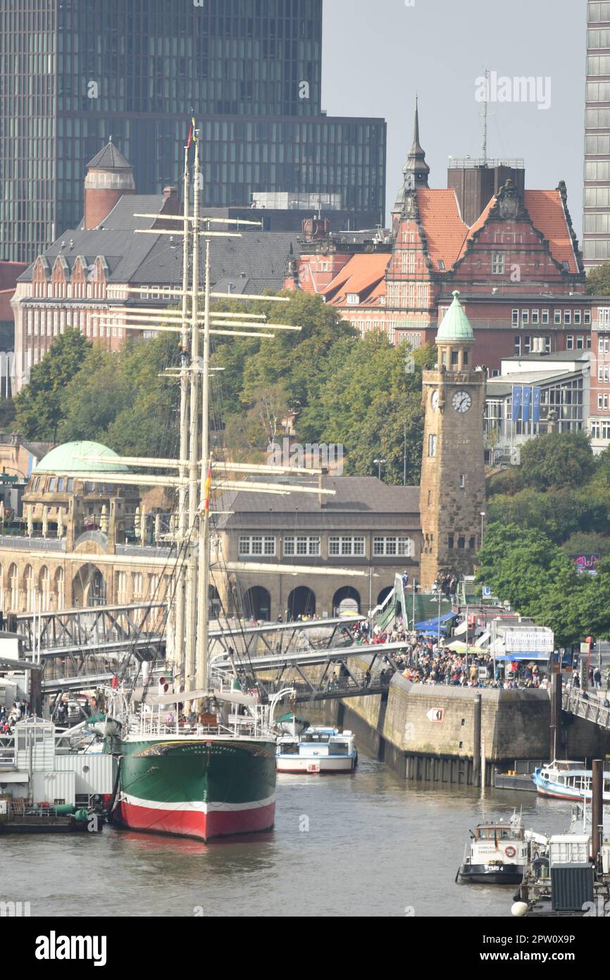 Malerische Aufnahme des Hafens mit einem alten Schiff und Hamburger Architektur in Hamburg Stockfoto