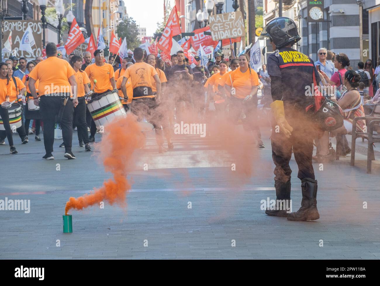 Las Palmas, Gran Canaria, Kanarische Inseln, Spanien. 28. April 2023 Die Feuerwehrleute in Las Palmas protestieren gegen die Arbeitsbedingungen, den Materialmangel, die fehlende Erneuerung alternder Ausrüstung, Fahrzeuge... Kredit: Alan Dawson/Alamy Live News. Stockfoto