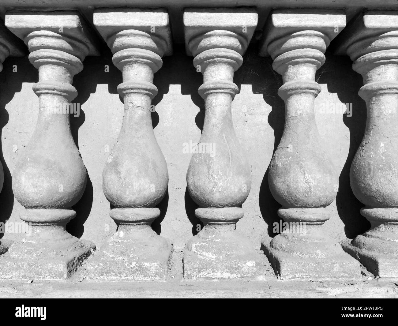 Balustrade, Treppenzaun, Balkone, Terrassen, bestehend aus einer Reihe von Figurpfählen, Balustern, die von oben durch ein Geländer oder einen horizontalen BEA verbunden sind Stockfoto