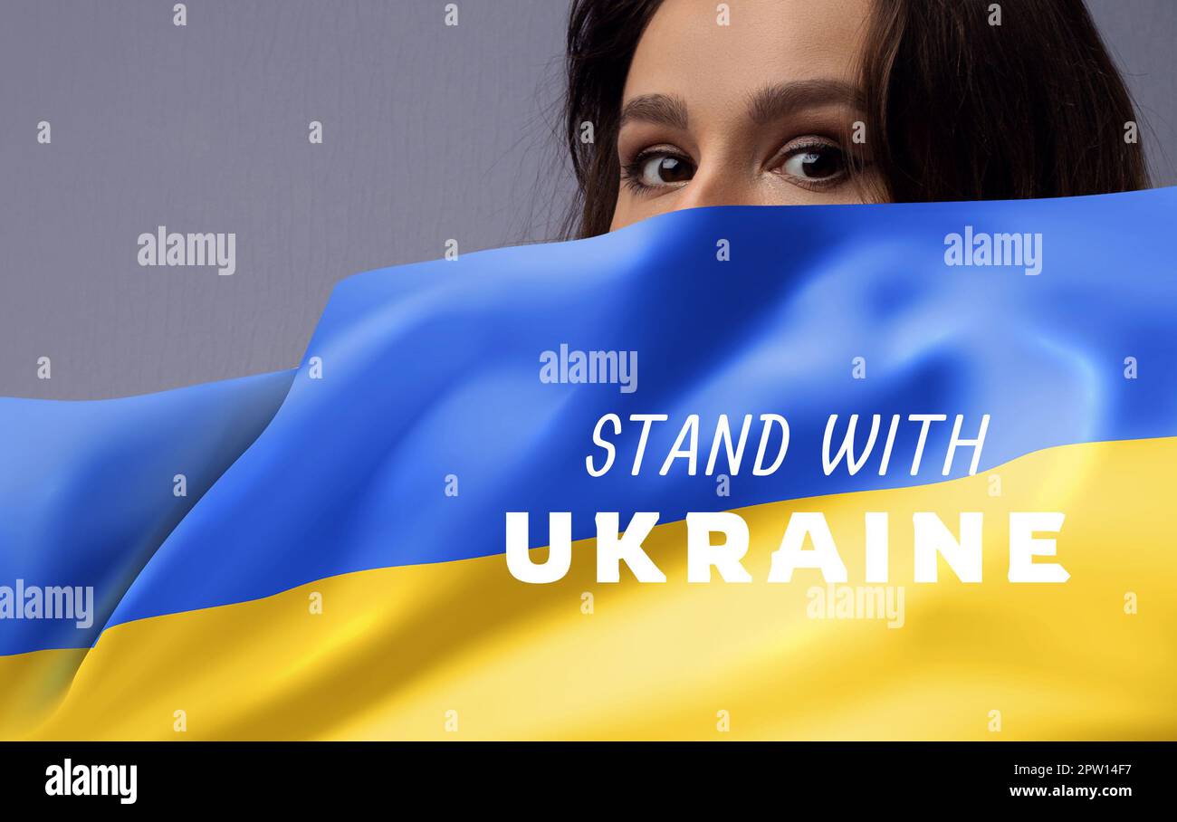 Mädchen mit ukrainischer Flagge. Bitte beenden Sie den Krieg Stockfoto